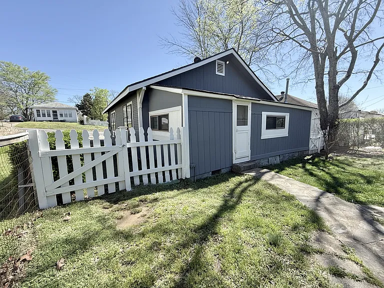 305 Beard St — Photo 24