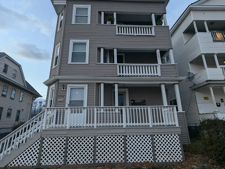 1042 Main St #1