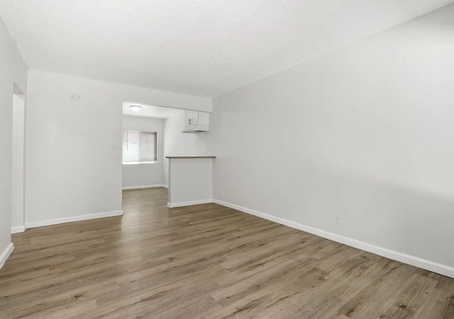 Las Palmas Apartments — Photo 3