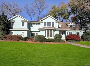 81 Round Hill Rd, Roslyn Heights, NY 11577