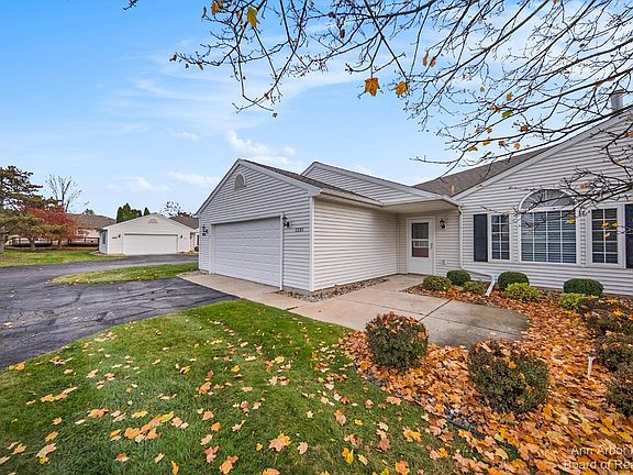 3rd image of 1201 Carriage Dr