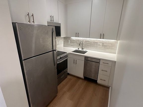 4th image of 24-34 Jasper Pl #1358R