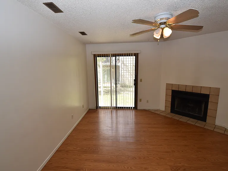 1050 Mazatlan Cir #C — Photo 10