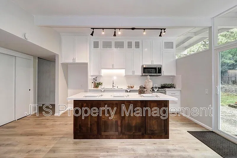 4 bed, 2.0 bath, 1701 sqft, $2,995 — Photo 2