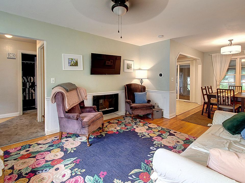 1st image of 1009 College St