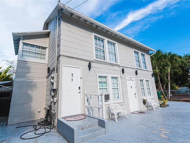 227 SW 30th Ave #A — Photo 14