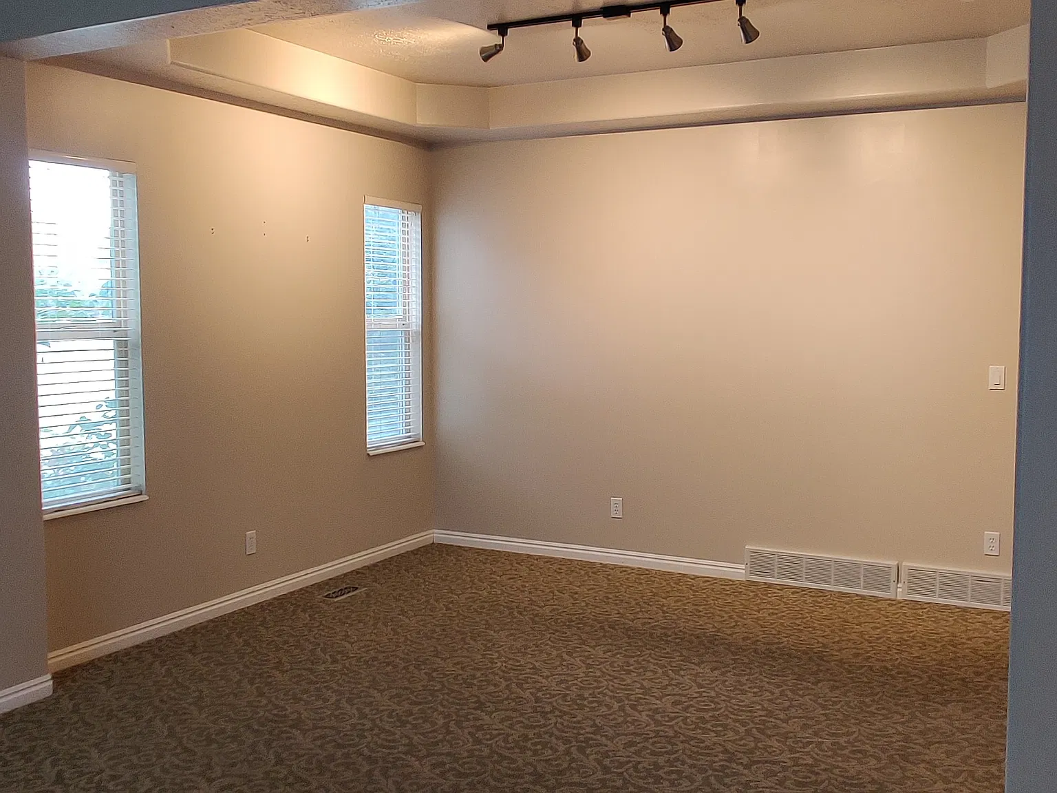 6 bed, 3.5 bath, 3482 sqft, $3,300 — Photo 3