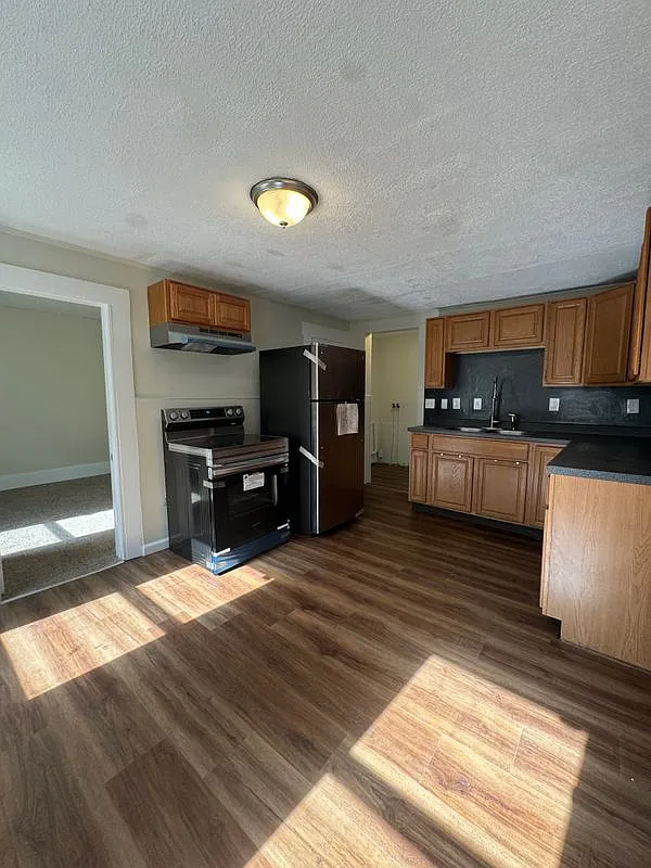 3 bed, 1.5 bath, 1214 sqft, $1,850 — Photo 2