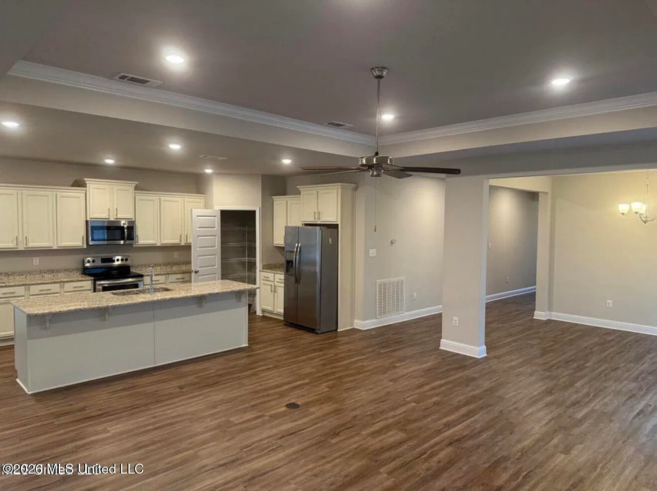 4 bed, 3.0 bath, 2785 sqft, $3,000 — Photo 4