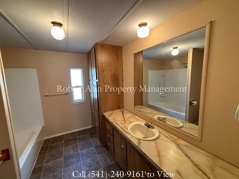 447 SW 5th St — Photo 7