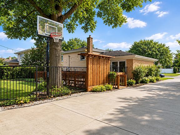 3rd image of 602 S Carol Ln