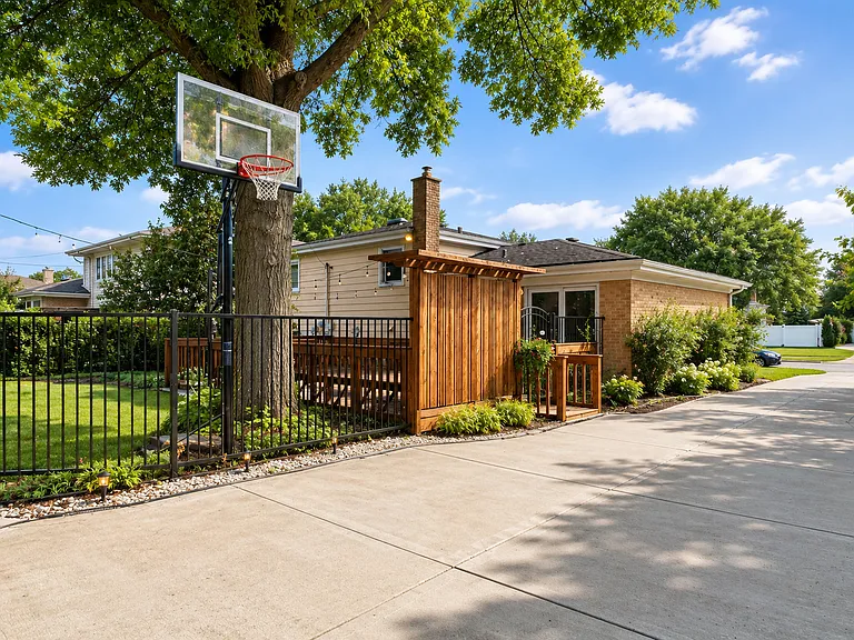 602 S Carol Ln — Photo 3