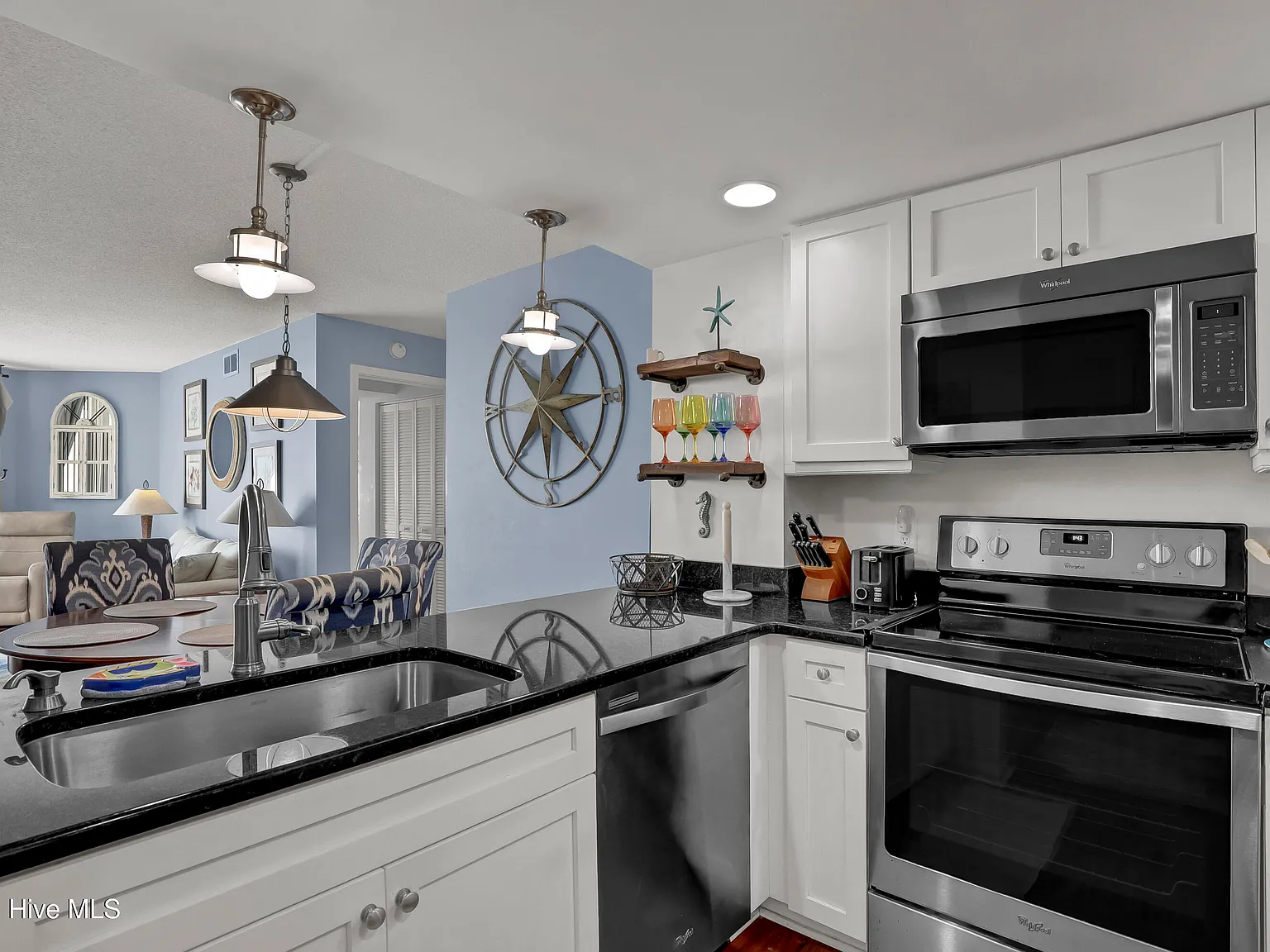 2 bed, 2.0 bath, 1010 sqft, $1,680 — Photo 2
