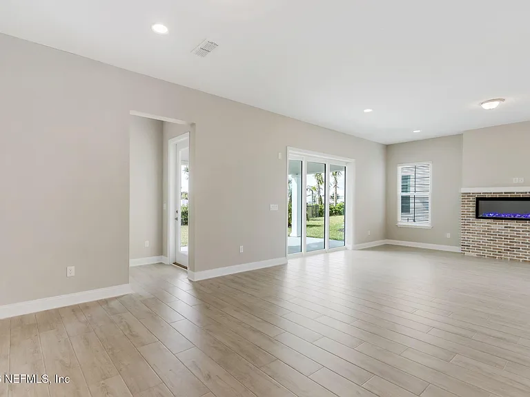 571 Marquesa Cir — Photo 9