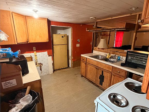 5th image of 258 Persimmon St