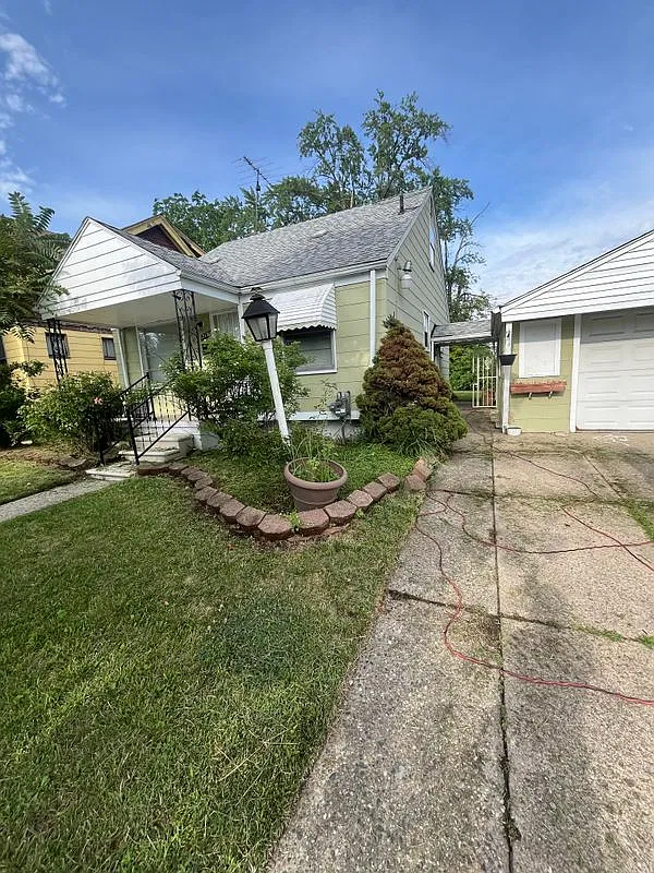 3 bed, 1.5 bath, 1029 sqft, $1,250 — Photo 1