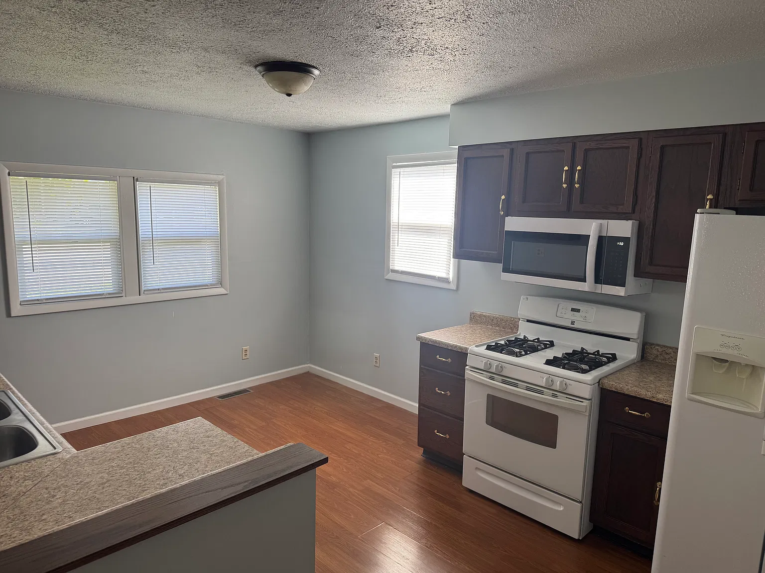 2 bed, 950 sqft, $1,150 — Photo 3