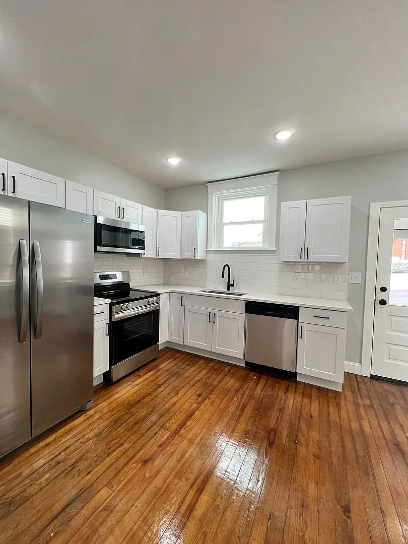Fully Renovated 4 Bedroom, 2.5 Bath Home-Move In Ready — Photo 3