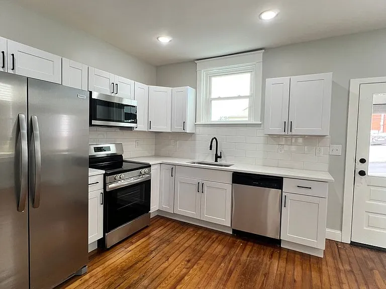 25 N Poplar St — Photo 3