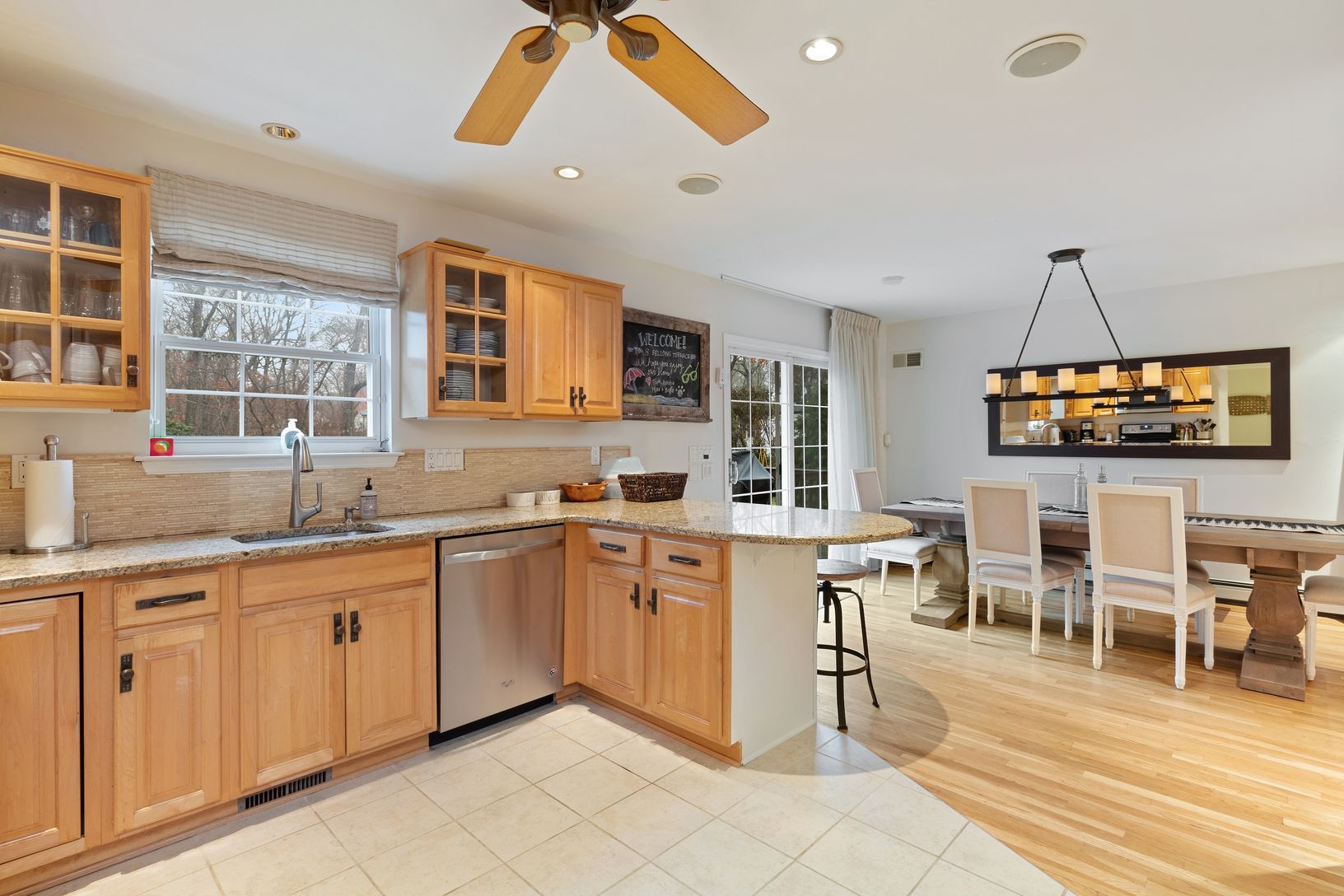  EAT IN KITCHEN WITH BAR STOOLS