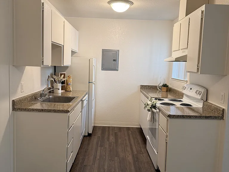 Shasta Terrace — Photo 17