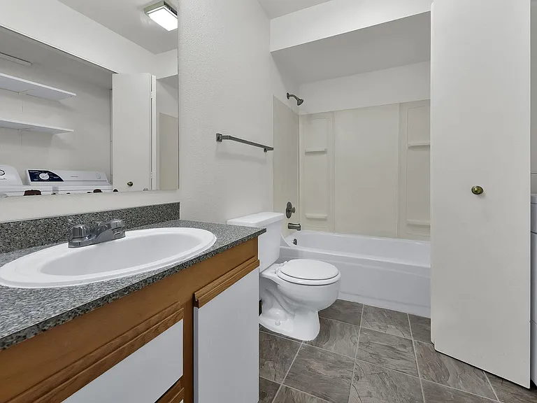 Hilton Street Apartments — Photo 40