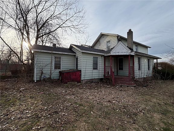 4th image of 219 Adams St