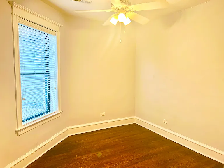 907 W Sheridan Rd #3 — Photo 4