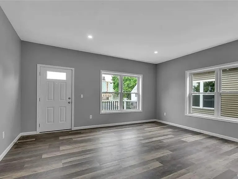 140 Seymour St #1 — Photo 4