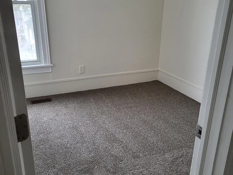 921 Hancock St — Photo 9