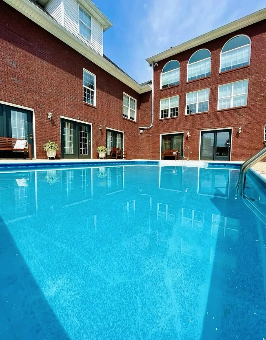 5 bed, 3.5 bath, 9500 sqft, $949 — Photo 1