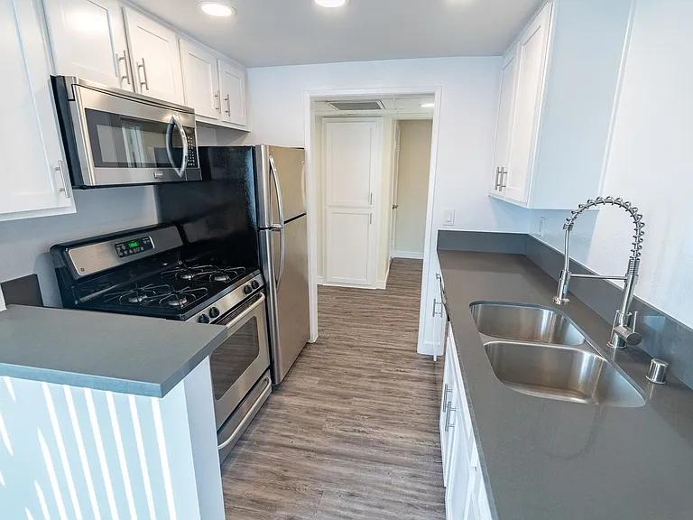110 S Sweetzer Ave — Photo 103