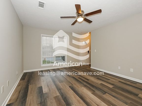 1703297_004_wm_-_living_room_13293059.jpg