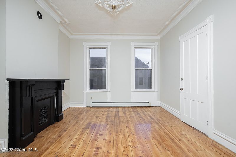 4th image of 160 Hill Street