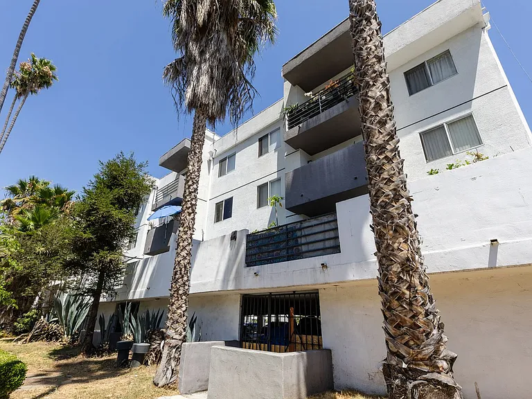 Spacious 2 Bedroom/2 Bath Apartment in KoreaTown - — Photo 12