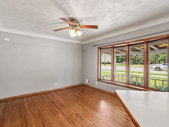 4th image of 2842 Lexington Ave S