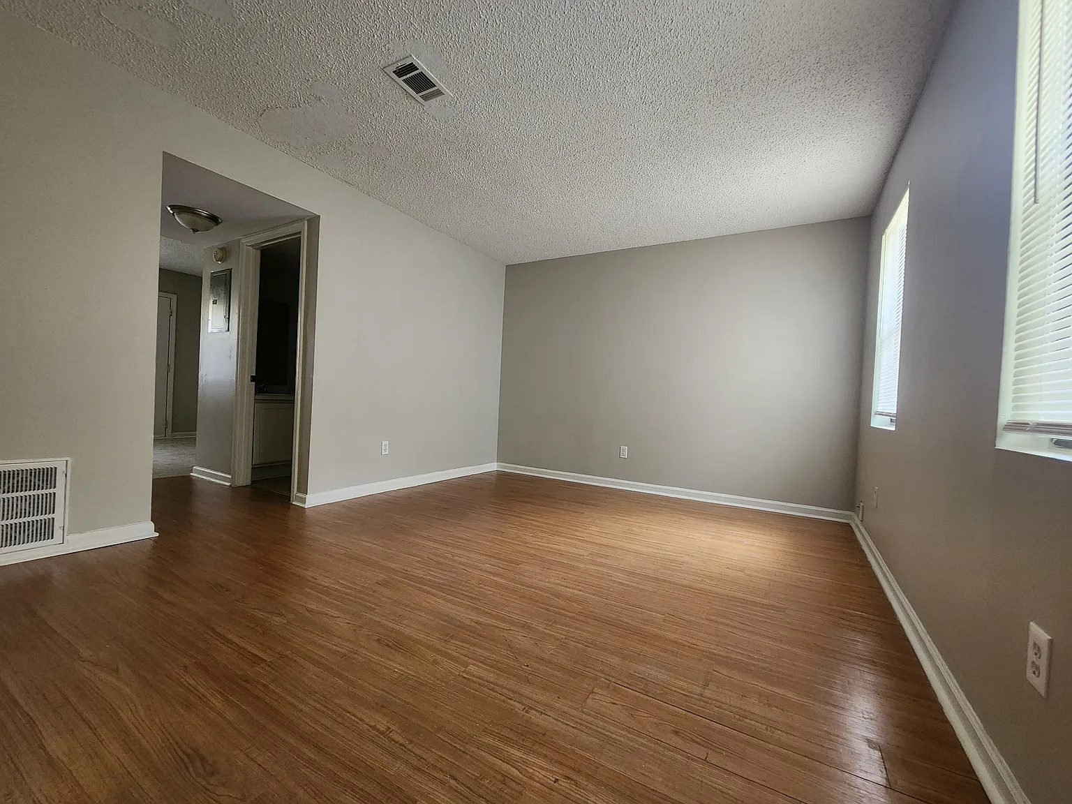 2 bed, 1.5 bath, 1107 sqft, $1,600 — Photo 2