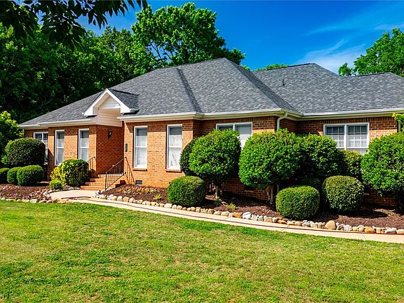 3rd image of 117 Winding Creek Rd