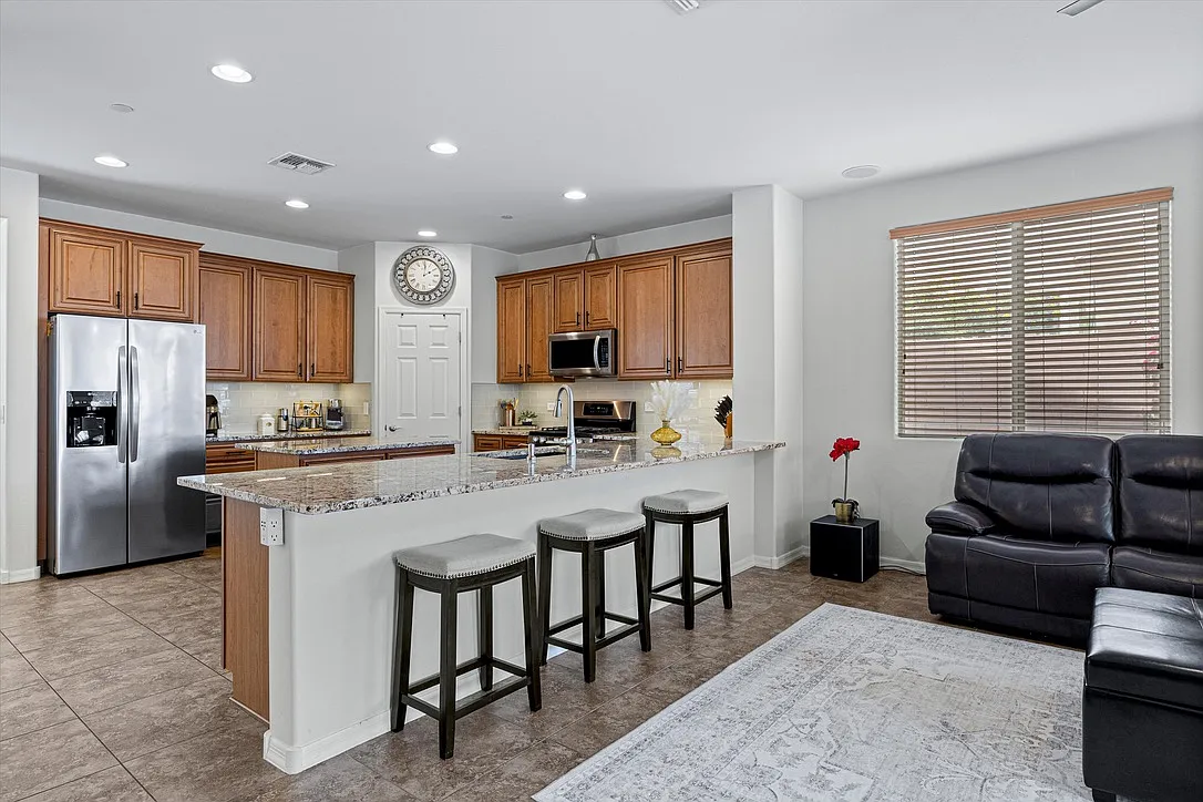 6 bed, 3664 sqft, $3,750 — Photo 3