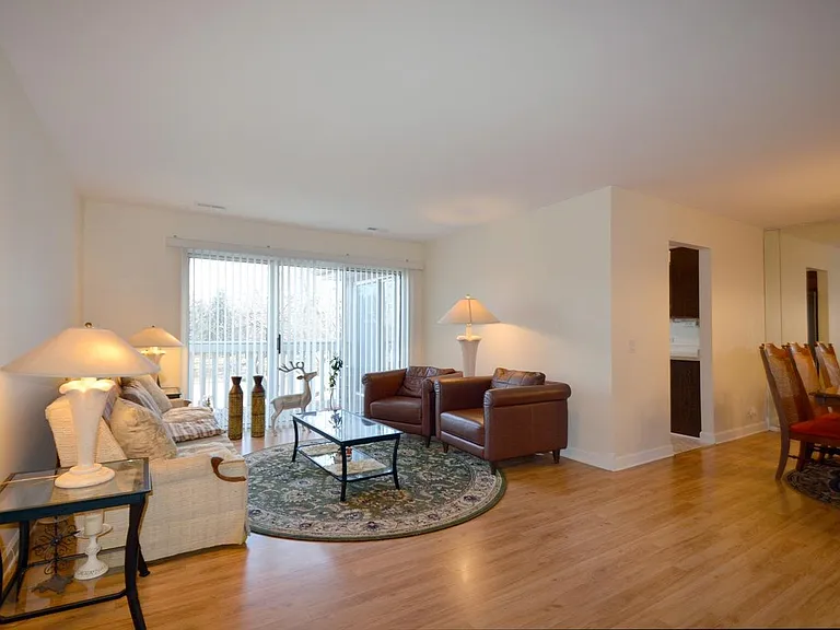 277 Southwick Ct — Photo 2