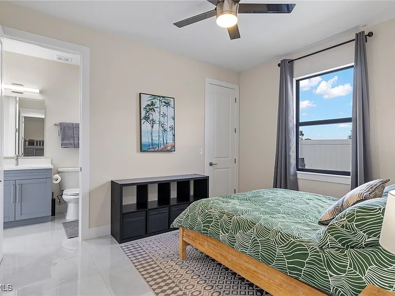 1137 SW 18th Ct — Photo 16