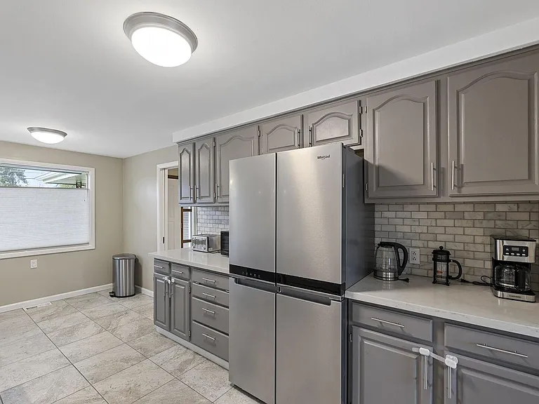 1627 E Broadway St — Photo 8