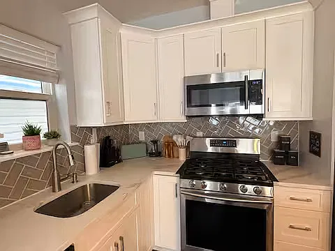 5 bed, 2100 sqft, $7,500 — Photo 1