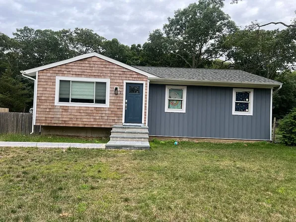 21 Smith St, Flanders, NY 11901