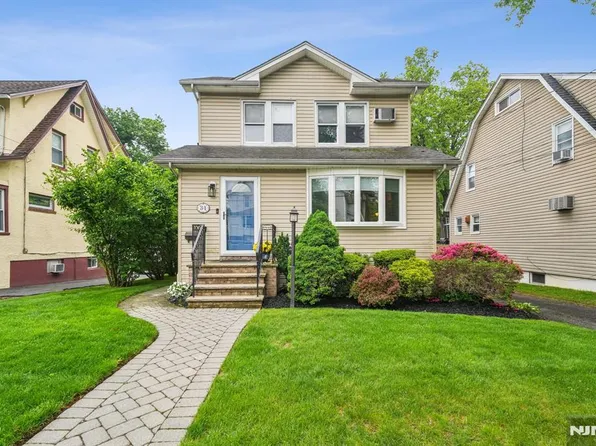 34 Carlisle St, Bergenfield, NJ 07621