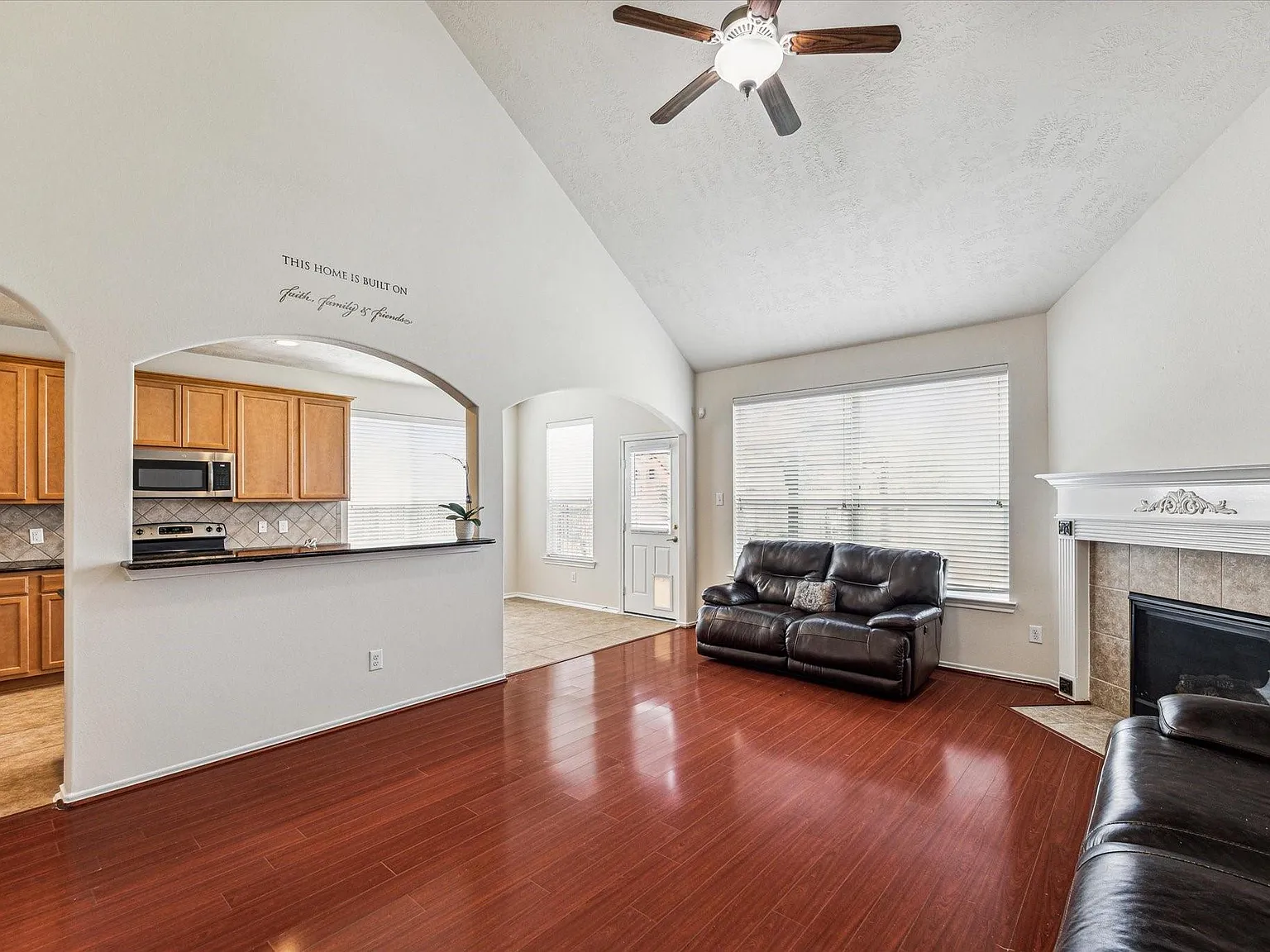 3 bed, 2.5 bath, 2264 sqft, $2,500 — Photo 3