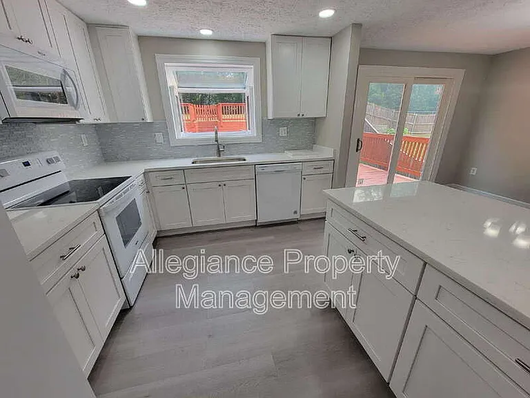 7598 Springfield Hills Dr — Photo 9