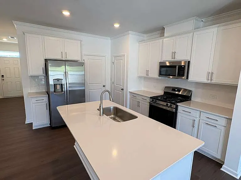 425 Venetian Dr — Photo 3