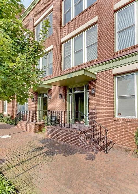 3 bed, 2.5 bath, 2808 sqft, $5,349 — Photo 2