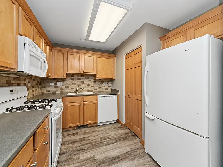 690 Lincoln Station Dr — Photo 3